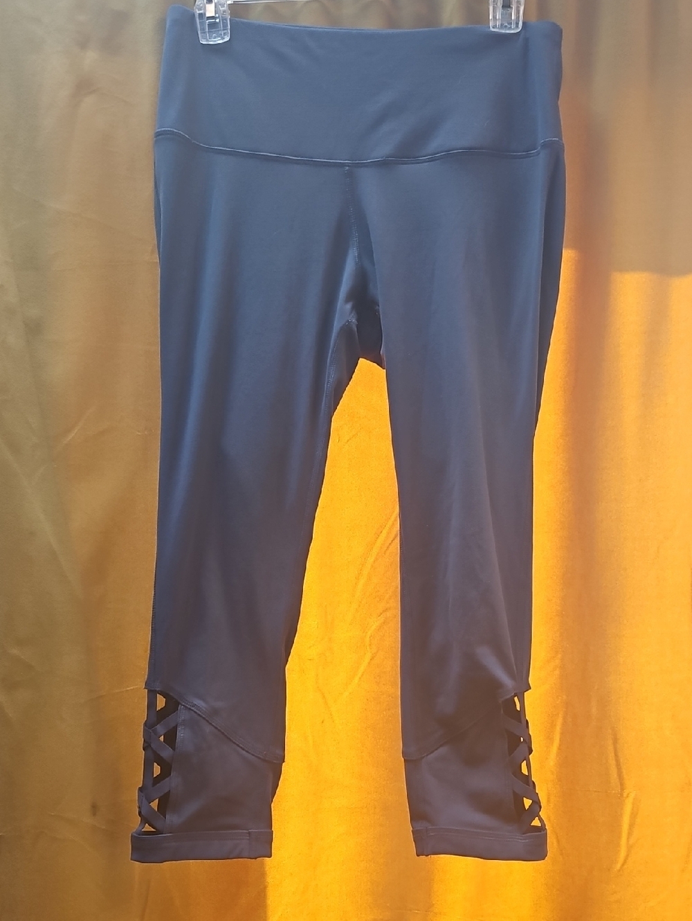 Capri Leggings with Lattice Hem